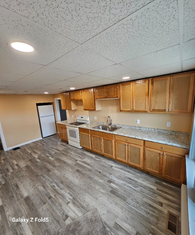 Building Photo - 833 N Valley Ave