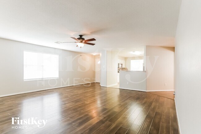 Foto del edificio - 16985 Valiant Oak St