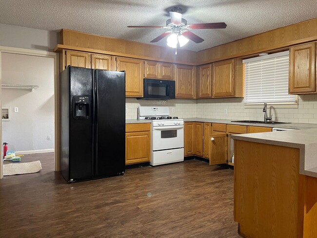 Building Photo - Cozy 3 Bedroom Home