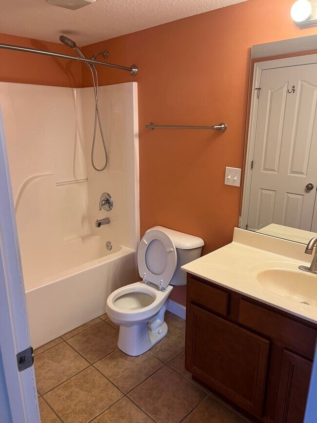 Foto del edificio - 4 bedroom, 2 bathroom, car garage townhouse