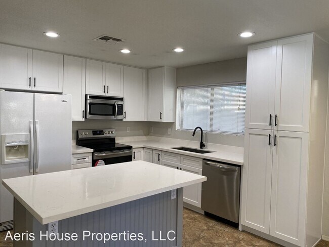 Building Photo - 3 br, 2.5 bath House - 8456 E Lindner Ave.