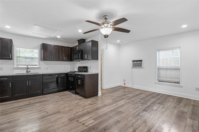 Building Photo - 320 Coronado St