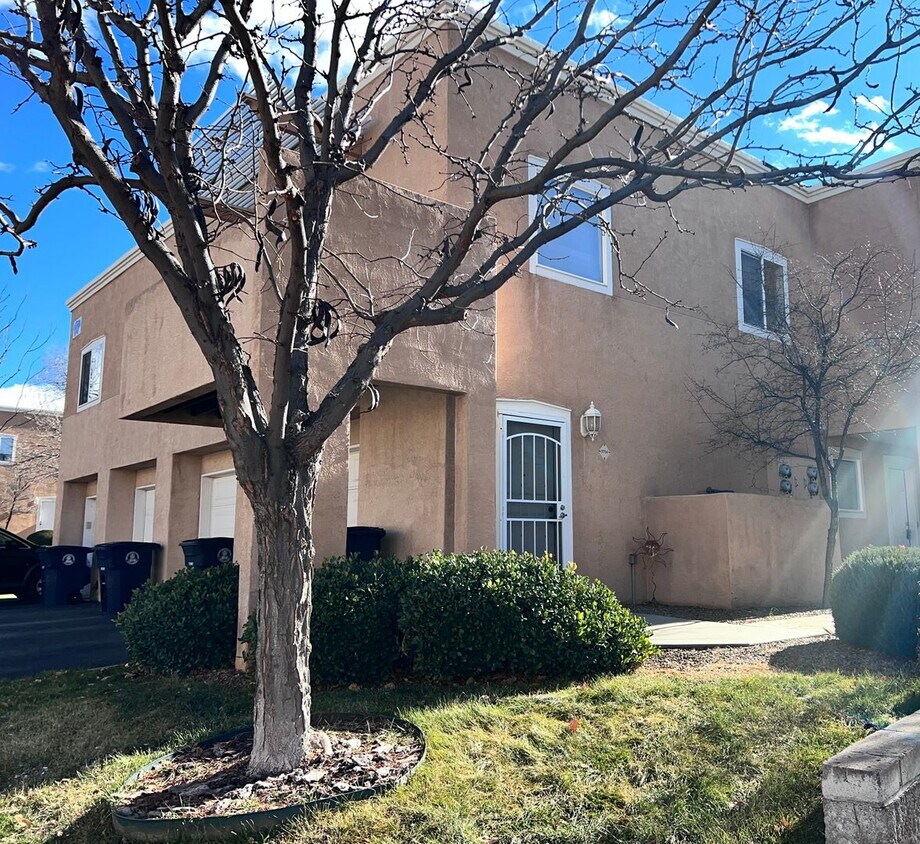 Foto principal - Gated community, 2 Br, 2.5 Ba w/ appliance...