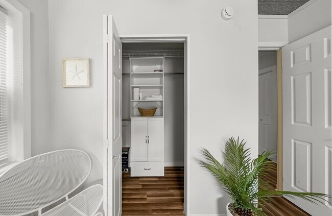 Building Photo - 5608 Sunset Ave