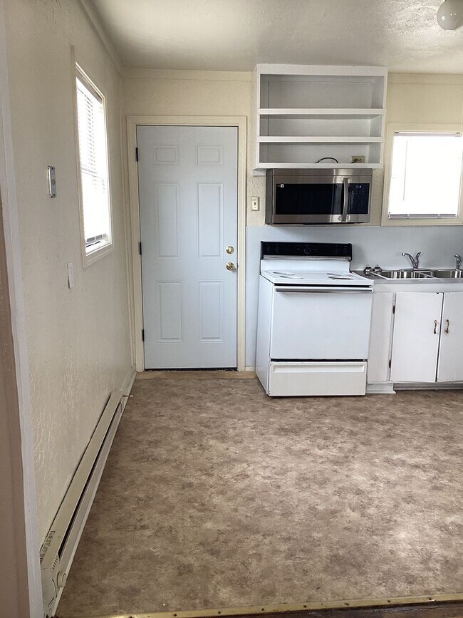 Building Photo - Newly Updated 2 bedroom Close to Morrison Park and High School!  Pets Welcome Upon Approval!