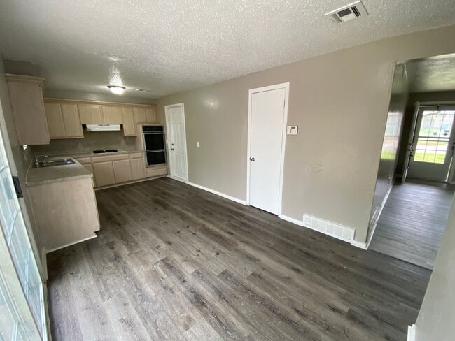 Building Photo - 5 Bedroom House in OKC