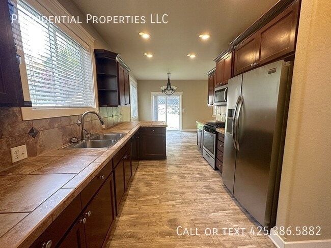 Building Photo - 9720-9186 186 St E