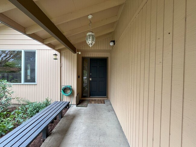 Foto del edificio - Charming 4-Bedroom Home in Cul-de-Sac with...