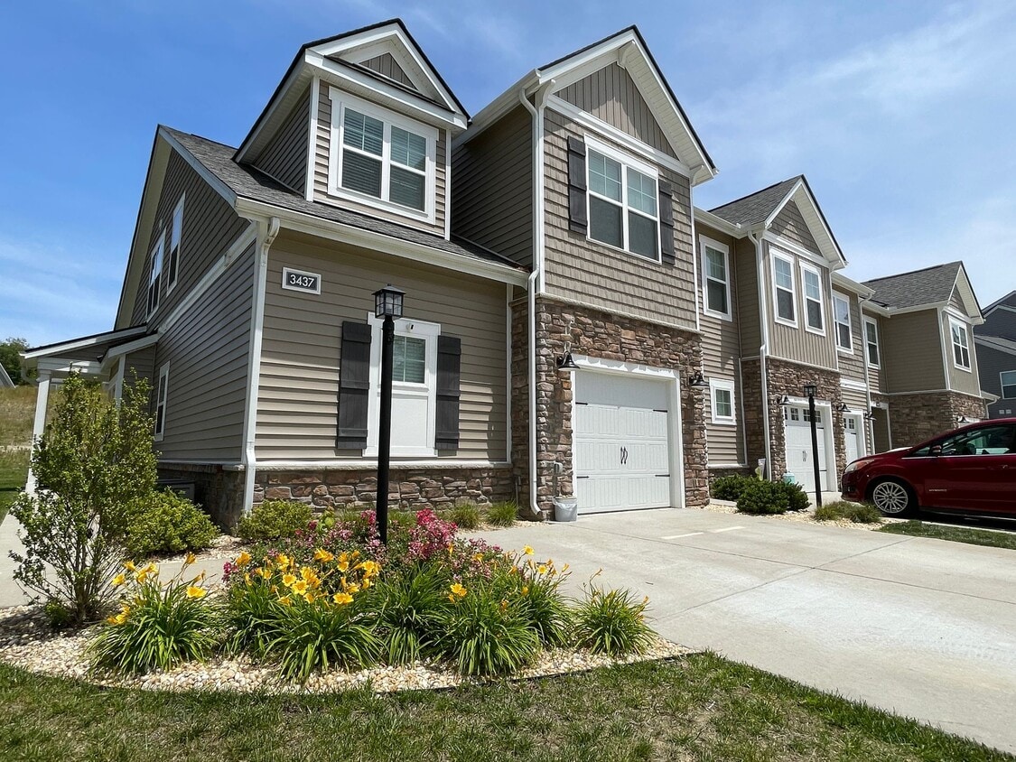 Foto principal - Cardinal | 4 Bed 2.5 Bath | Garage | 1895 sf | $2930-$3370 | 6, 7, 8, 9, 11, 12, 13, 14, 15 and 1...