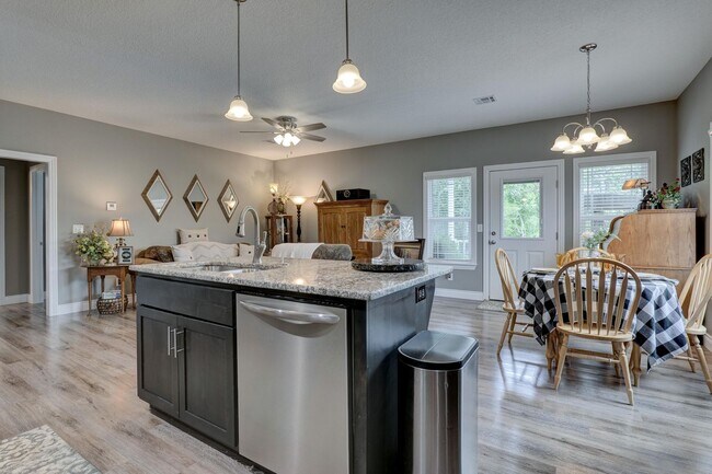 Foto del edificio - UNIT NOW AVAILABLE ! ! 2-BEDROOM 2-BATH DUPLEXES LOCATED IN NEOSHO! $1295.00