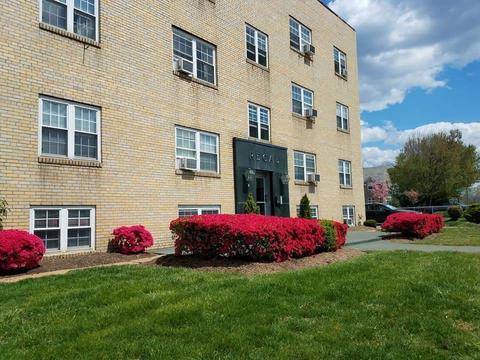 Spring en el Regal Apartments - 1424 Kanawha Blvd E