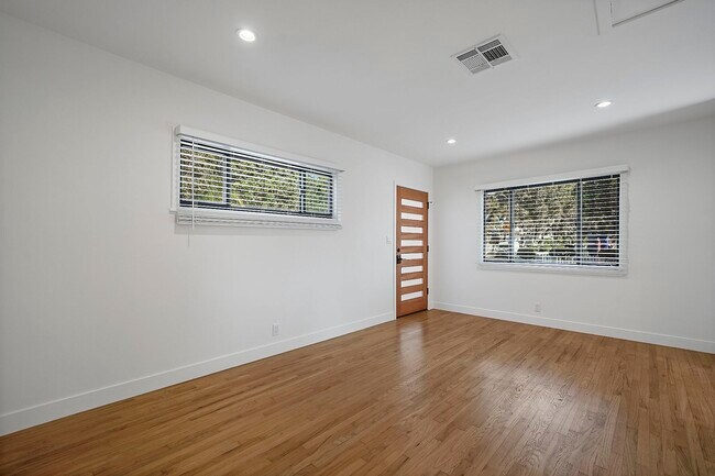 Building Photo - 654 Ozone St, Santa Monica, CA 90405