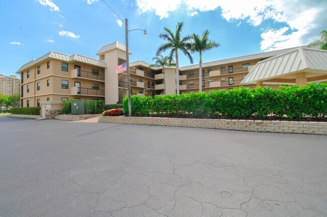 Building Photo - ** MARCO ISLAND SEASONAL 2/2 CORNER UNIT A...