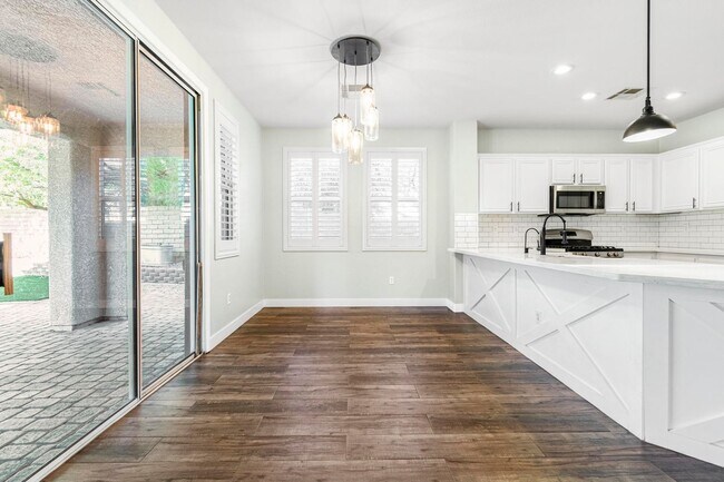 Building Photo - Stunning 4 bedroom, 3 bath home located in...