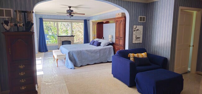 El dormitorio principal tiene 4 armarios. - 1212 Old Mill Rd