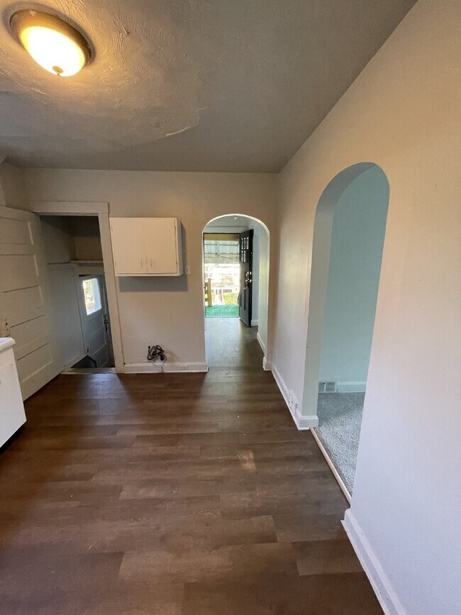 Building Photo - 3 bedroom in quiet part of Clairton Move i...