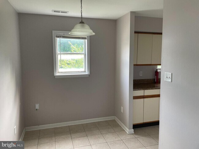 Foto del edificio - 9499 Woodbridge Rd