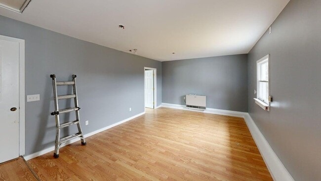 Building Photo - Beautifully maintained single-level ranch home in South Barre