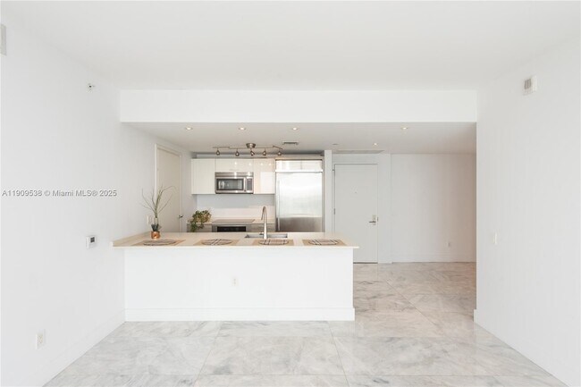 Building Photo - 1300 Brickell Bay Dr