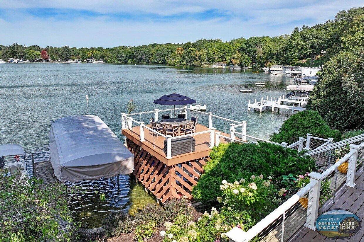 Foto del edificio - Lauderdale Luxury Lakefront Retreat Available for Monthly & Mid-Term Rentals