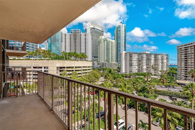 Building Photo - 1450 Brickell Bay Dr