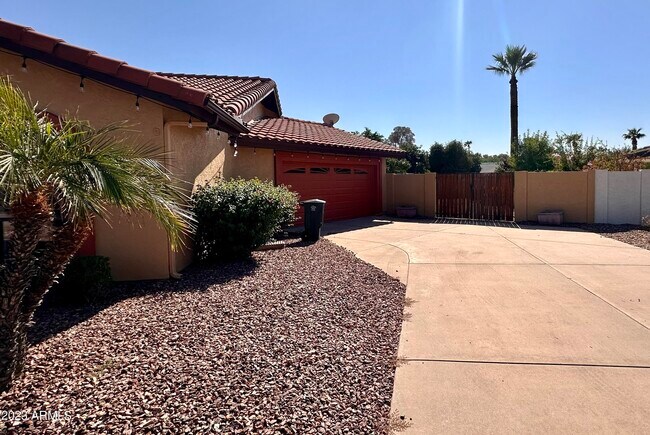 Building Photo - 315 W Sonoma Dr