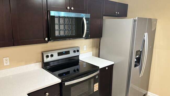Foto del edificio - 1103 Golden Lakes Blvd