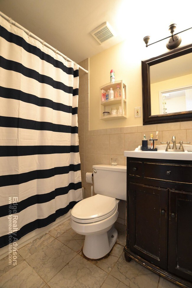 Foto del edificio - 132 Lake Shore Rd