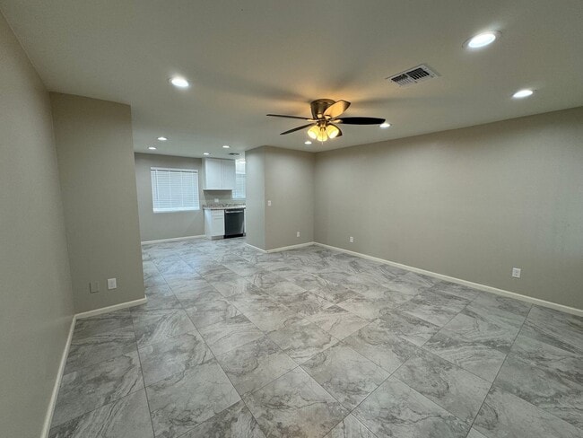Building Photo - Single story home 3 bedrooms 1 bath, No HOA