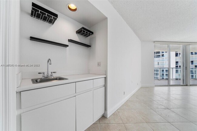 Building Photo - 16485 Collins Ave