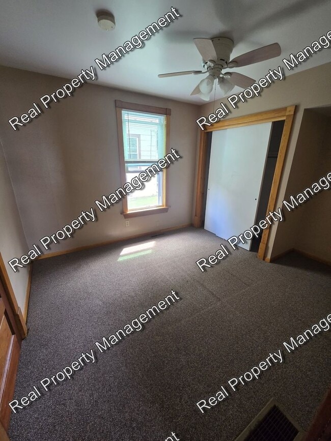 Building Photo - Fantastic 1 Bedroom Apartment