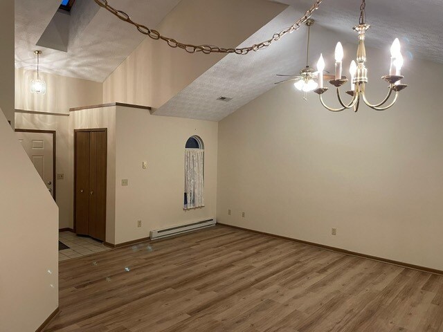 Fotografía del edificio - 592 Hilltop Ter