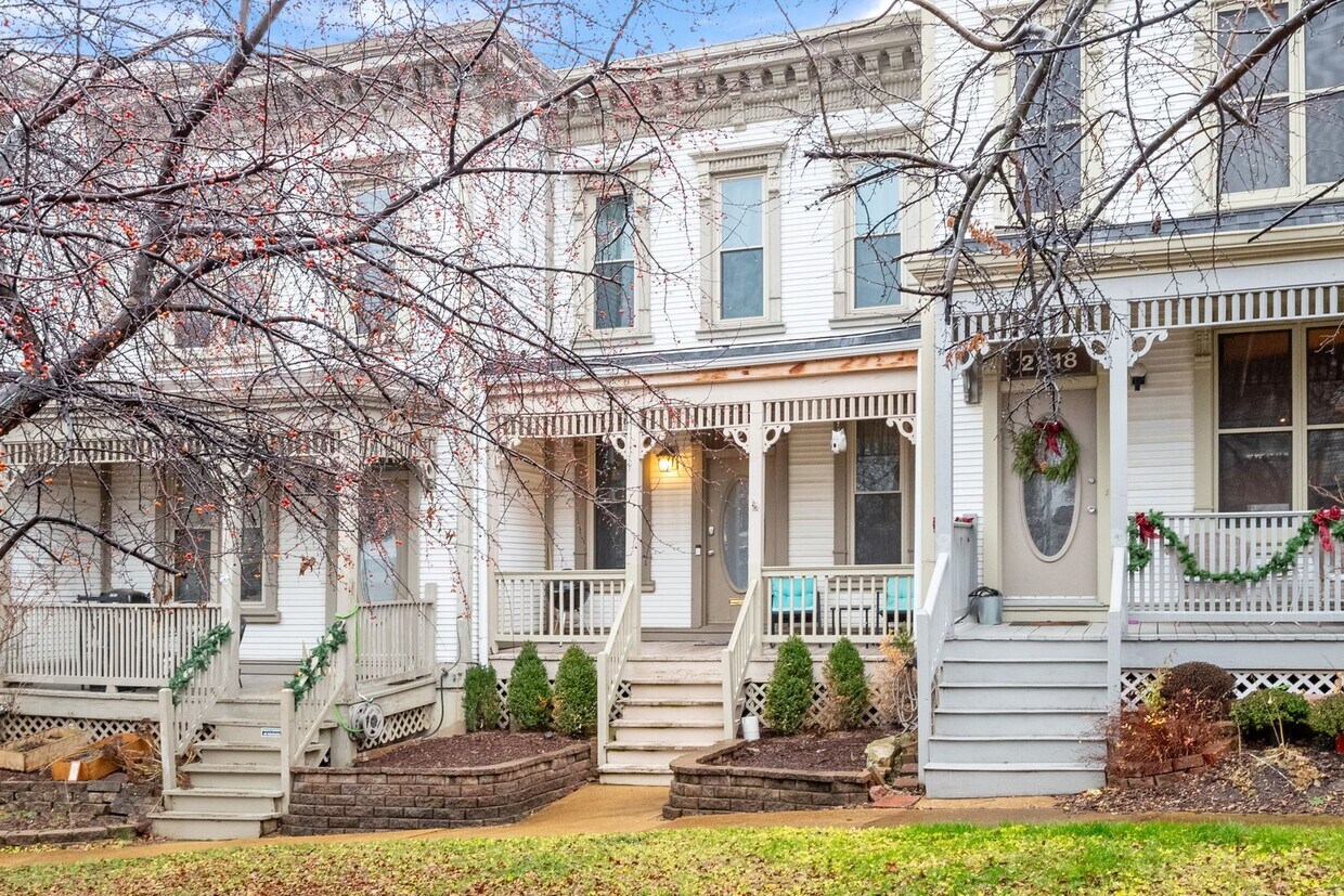 Foto principal - 2 Bed, 1 Bath Townhome in Lafayette Square!