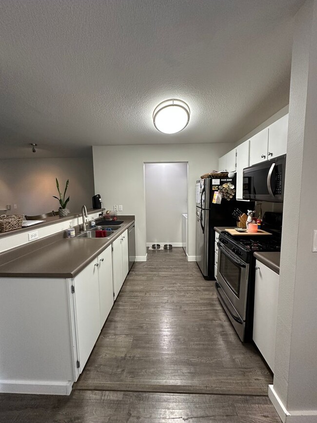 Foto del edificio - Charming 1 Bedroom/ 1Bathroom Lower Level ...