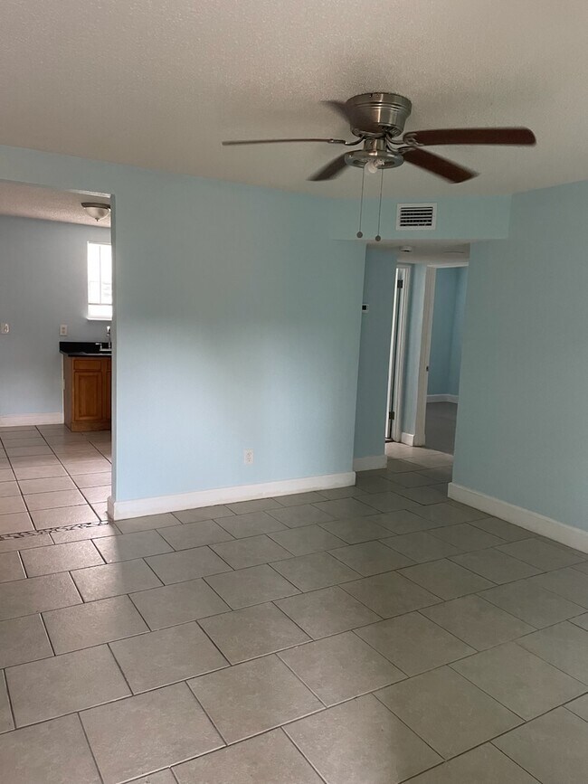 Sala de estar - 2736 Hamilton Cir