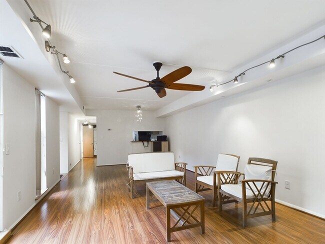 Building Photo - Bright 1 bed 1 bath, private patio, FREE c...