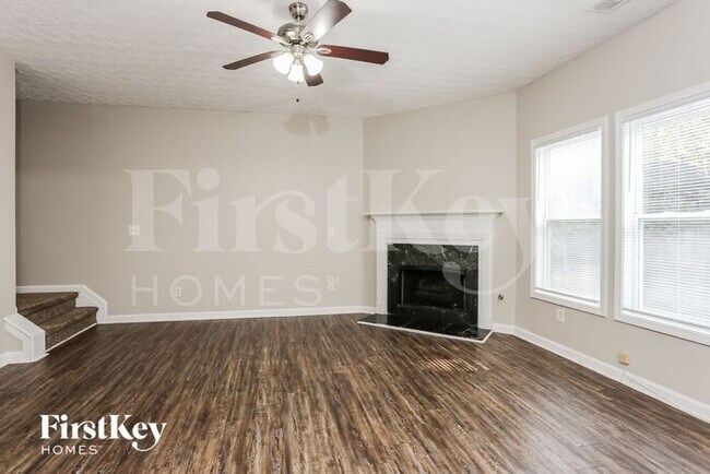Building Photo - 2110 Village Green Dr