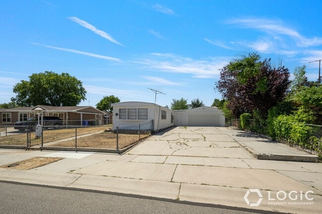 Building Photo - Fully Renovated Home In Great West Jordan ...