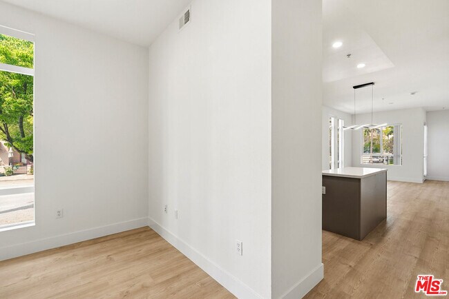 Foto del edificio - 12920 W Runway Rd