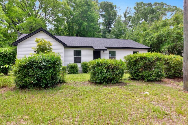 Building Photo - 3 Bedroom in Crestview!!
