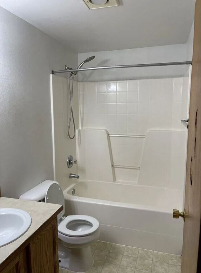 Foto del edificio - 3-bedroom 2-bathroom Home Available June!