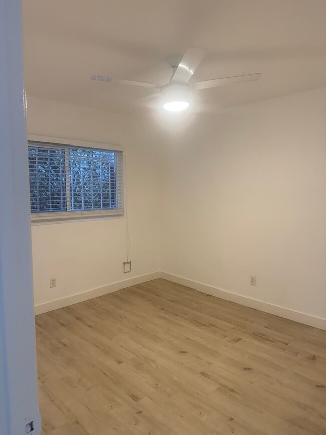 Building Photo - 1121 University Blvd W