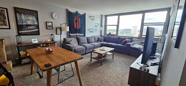 Foto del edificio - 555 W Cornelia Ave