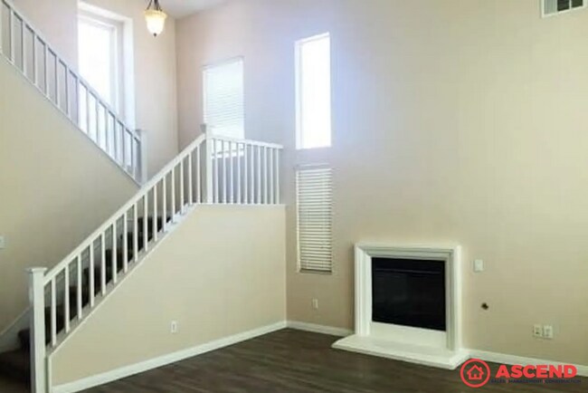 Foto del edificio - Charming 4-Bedroom, 2.5-Bath Home in 93311 – Gardener Included!