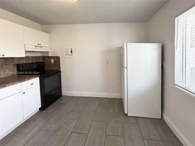 Foto del edificio - 580 NE 127th St