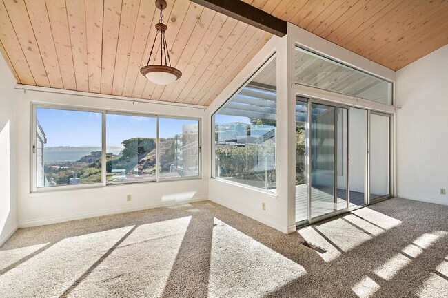 Foto del edificio - 90 Lyford Dr