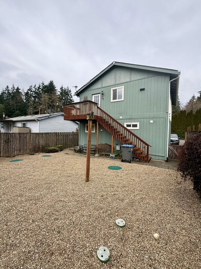 Building Photo - Very neat unit in Poulsbo area.
