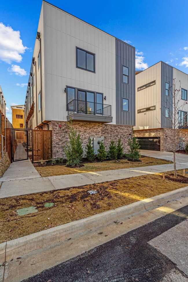 Building Photo - 2206 Arroyo Ave