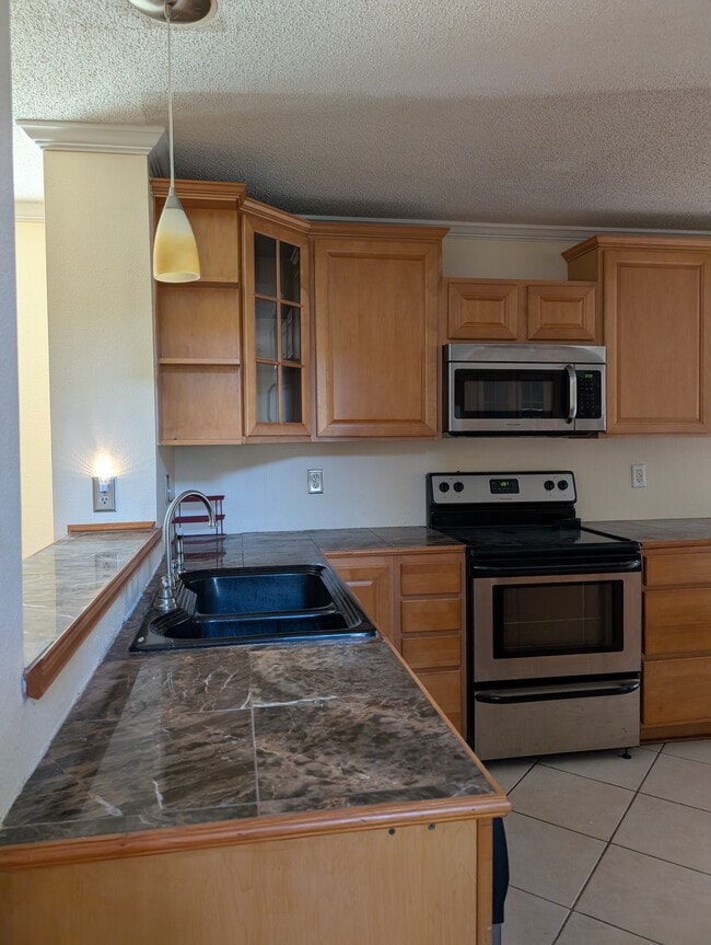 Kitchen entrance - 2011 Dylan Dr