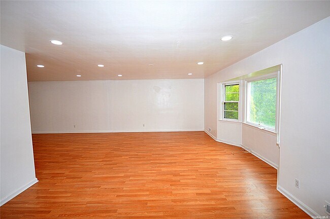 Building Photo - 3 Hemsley Ln